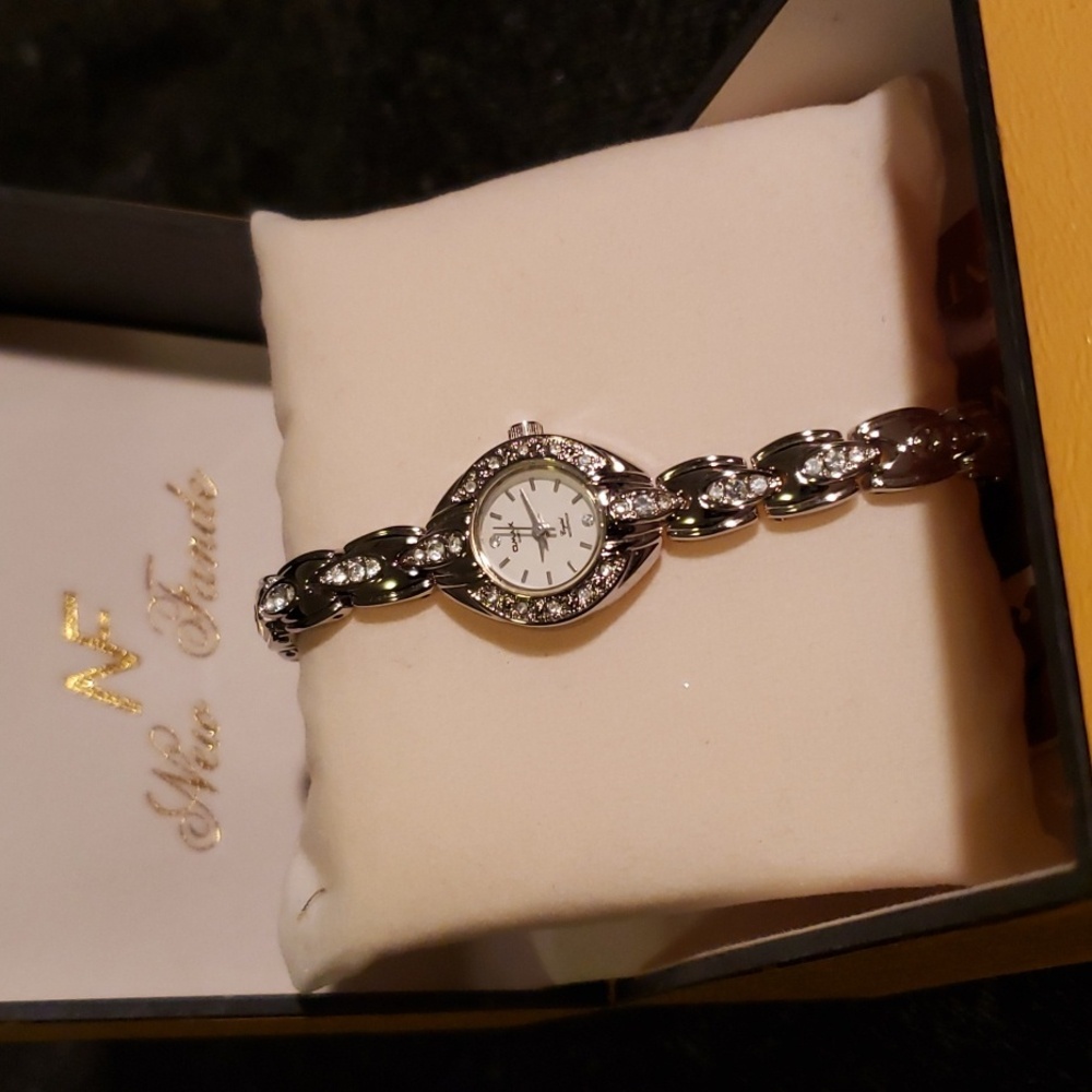 New silver tone watch